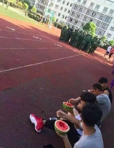 带你吃瓜关于军训,带你吃瓜体验军营生活点滴