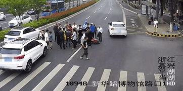 吃瓜爆料车祸现场,惊魂一幕！吃瓜群众现场直击车祸惨状