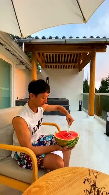 雨后的小镇吃瓜