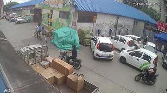 吃瓜群众阻拦警察,一场意外引发的街头风波