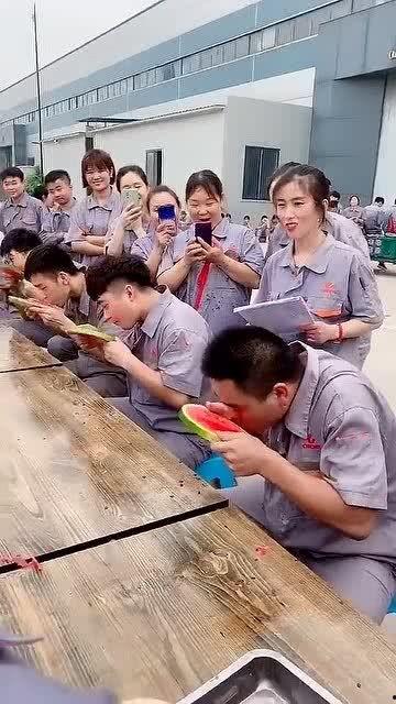 女员工吃瓜,女员工吃瓜背后的职场生态探秘