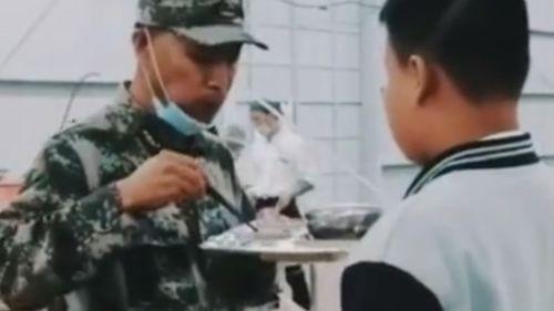 教官当面吃瓜剩饭视频,视频引发网友热议
