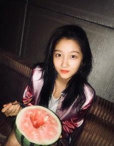 关晓彤在线吃瓜,揭秘娱乐圈幕后故事