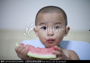 男宝贝吃瓜,男宝贝的甜蜜吃瓜时光