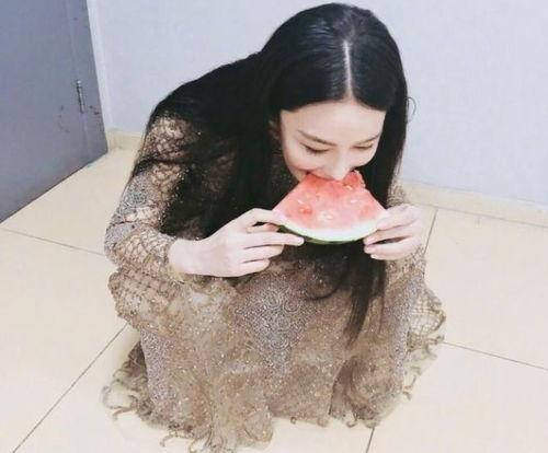 可以吃瓜的裙,一袭“可以吃瓜”的裙，演绎时尚与趣味并存